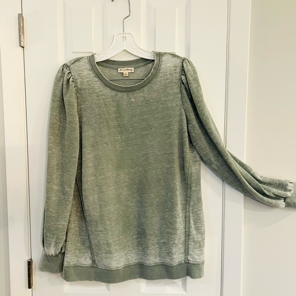 Jane and Delancey long sleeved top. Super soft. Tucked in or out. size M